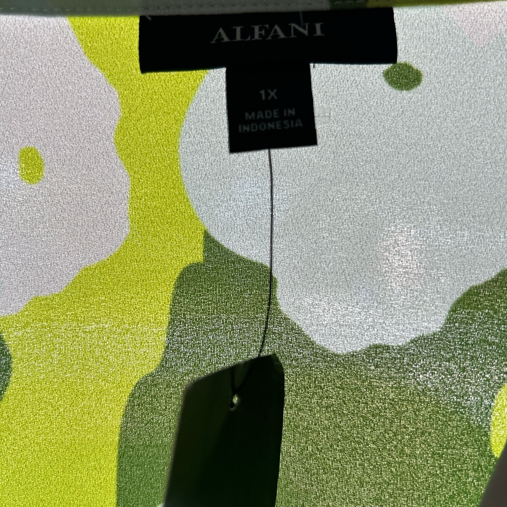 Alfani Women Blouse Floral Cuff Sleeve
Tunic Green & White Floral Blouse 1X NWT - Picture 6 of 7